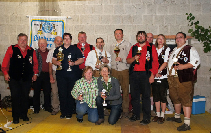 Die Gewinner der 32. Oberpfalz-Franken Schnupfmeisterschaft durften sich über Pokale freuen. Foto: R. Wacker