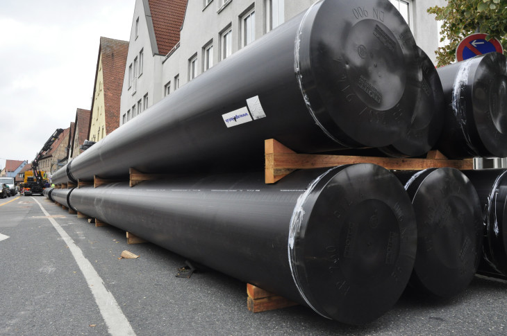 Zwölf Meter lang und 90 Zentimeter stark sind die Kunststoffrohre, die sich derzeit auf der Nürnberger Straße stapeln. Foto: Fischer