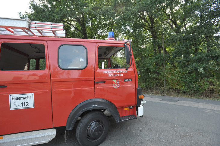 Da war der Waldbrand schon unter Kontrolle: Das Auto der Rollhofener Feuerwehr steht nahe der Kläranlage in Neunkirchen in Bereitschaft. Foto: Sichelstiel