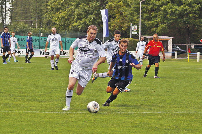 Mit zwei Toren entschied der Hersbrucker Spielertrainer Stefan Schmeller (links am Ball), gegen den Christoph Hofer auch in dieser Szene nur zweiter Sieger bleibt, das Reserveduell der zweiten Mannschaften beim FC Ottensoos für seine Farben. Foto: M. Keilholz