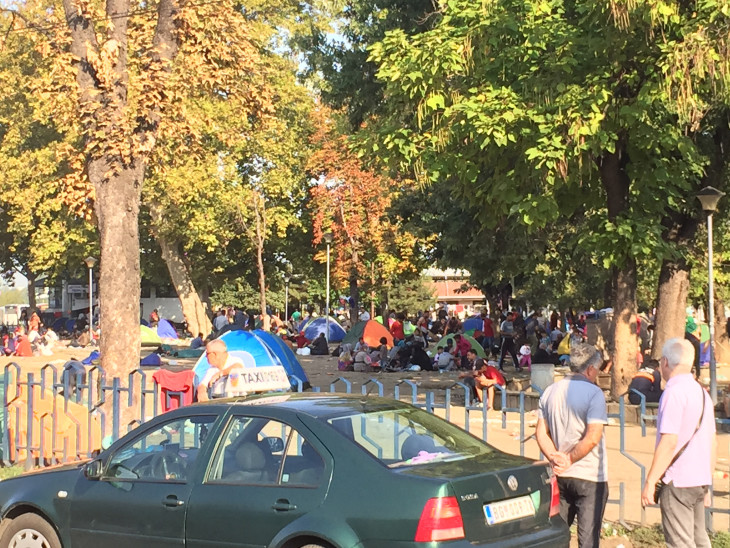Am Belgrader Busbahnhof campieren die Flüchtlinge aus Syrien, ehe sie nach Ungarn weiterreisen. Foto: Pürner