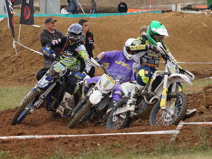 Michi Röhrl (Nr. 34) attakiert auf der gefährlicheren Außenspur Marcel Quellmatz (Nr. 4) und Joungster Domenico Felici. Foto: privat