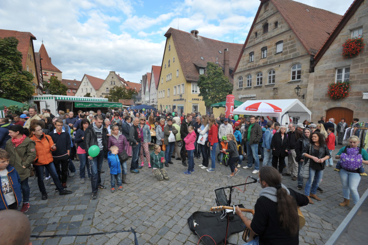 Um die Straßenmusiker scharten sich die Zuhörer. Foto: Fischer