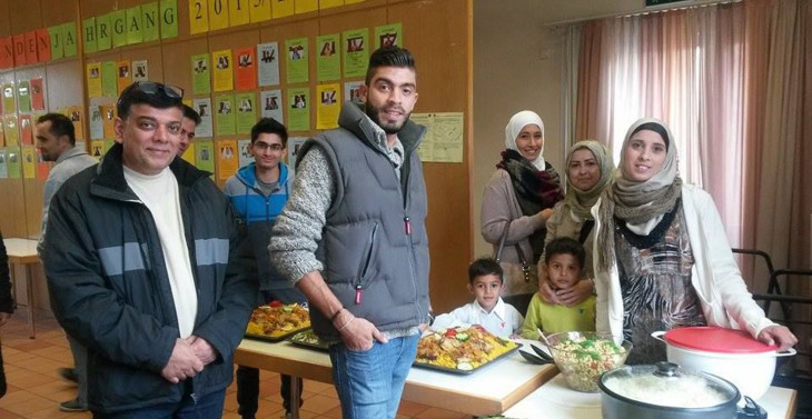 Im Gemeindehaus in Feucht hatten syrische Flüchtlinge gemeinsam mit deutschen Helfern gekocht und ein Buffet für hundert Feiernde aus ganz Bayern auf die Beine gestellt. Foto: privatHeide Hufnagl unterstützt tatkräftig  Flüchtlinge. Foto: Kappes