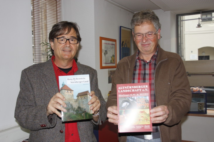 Robert Giersch und Bernd Mühldorfer präsentieren die beiden neuen Bücher, das Sonderheft über die Burg Hohenstein sowie die Mitteilungen des Vereins (v. links). Foto: A. Pitsch