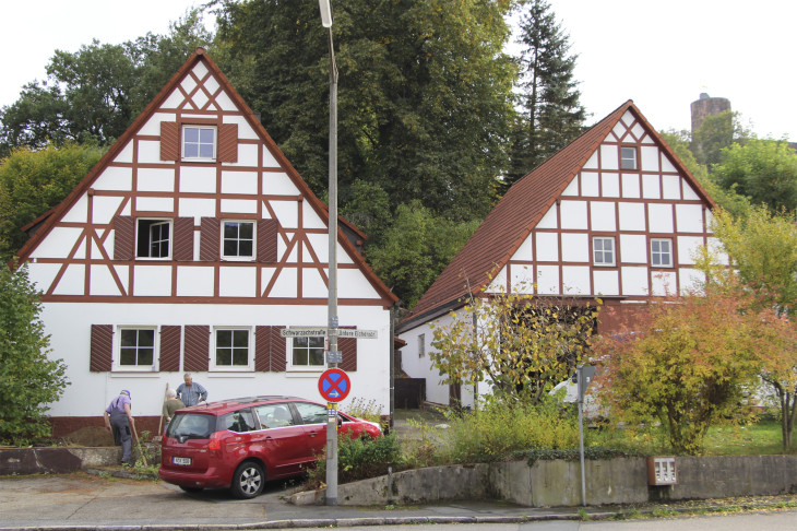 Noch wird in den Gebäuden und auf dem Grundstück gewerkelt, aber dass Haupthaus und Scheune schon recht schmuck sind und viel Platz bieten, wird am Tag der offenen Tür schon zu sehen sein. Foto: Spandler