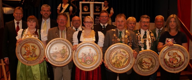 Norbert Dünkel, MdL, Laufs 3. Bürgermeister Thomas Lang (1. und 3. v. links) und stellvertretender Landrat Norbert Reh (2. v. rechts) gratulierten mit 1. Gauschützenmeisterin Petra Backer und den Stellvertretern Winfried Bock und Hans Böhmer (2. Reihe v. rechts) den neuen Schützenkönigen (v. links): Lena Elterlein (SSV Dietershofen), Hans-Walter Möschel als Vertreter für Günther Spieler (SG Breitenbrunn), Vanessa Radl (SV Hohenstadt), Johann Strobl (Hubertus Ursensollen), Werner Werthner (SSG Schönberg) und der Gaukönigin Bogen, Angelika Promberger (BSC Schnaittach), zu ihrem Erfolg. Foto: M. Keilholz