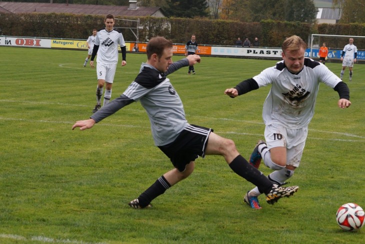 Kapitän Jens Ertel, der hier seinen Gegenspieler Markus Haas aussteigen lässt und das 2:0 erzielt, und die Reserve des 1.FC Hersbruck streben weiter von Erfolg zu Erfolg; gegen die SG SC Rupprechtstegen II/SV Alfalter feierte der Spitzenreiter der A-Klasse 6 einen glatten 4:0-Heimerfolg. Foto: M. Keilholz