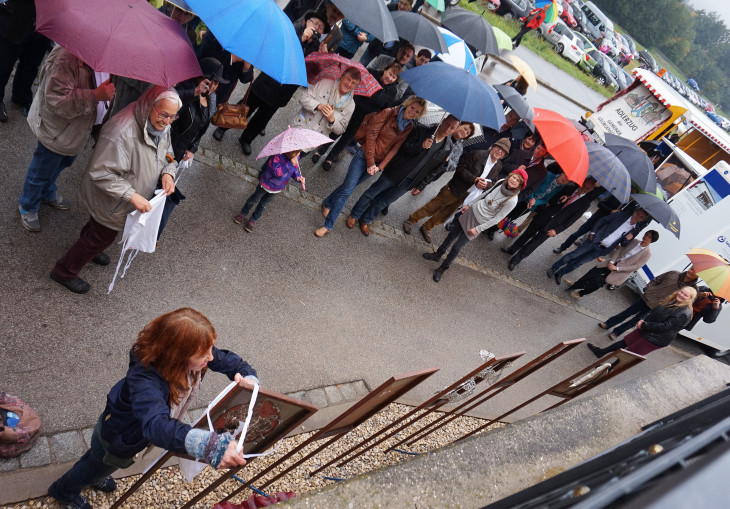 Vor großem Publikum enthüllten verschiedene Künstler das Kunstprojekt „Willkommensgruppe“. Foto: R. Wacker
