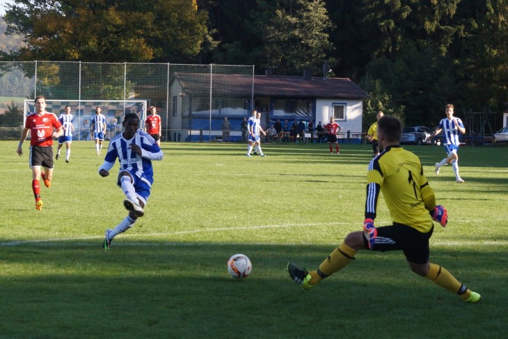 Gegen eine Hüttenbacher Abwehr, die sich kurz vor der Halbzeit offen wie ein Scheunentor präsentierte, legte Gästetorjäger Ali Al Hassan, der hier SpVgg-Torhüter Sebastian Hartmann beim 0:4 keine Abwehrchance lässt, mit einem Doppelpack den Grundstein für den 4:2-Sieg von Tabellenführer Bayern Kickers Nürnberg am Pilzanger. Foto: Keilholz