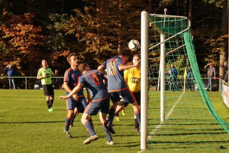 Nachdem der TV Leinburg beim SC Eckenhaid schon 3:0 geführt hatte, holten die Gastgeber in den letzten 20 Minuten den Rückstand auf und erzielten in der 85. Minute durch Simons Förtsch (Nr. 15) aus kurzer Distanz per Kopf den kaum mehr für möglich gehaltenen Ausgleich. Foto: Keilholz