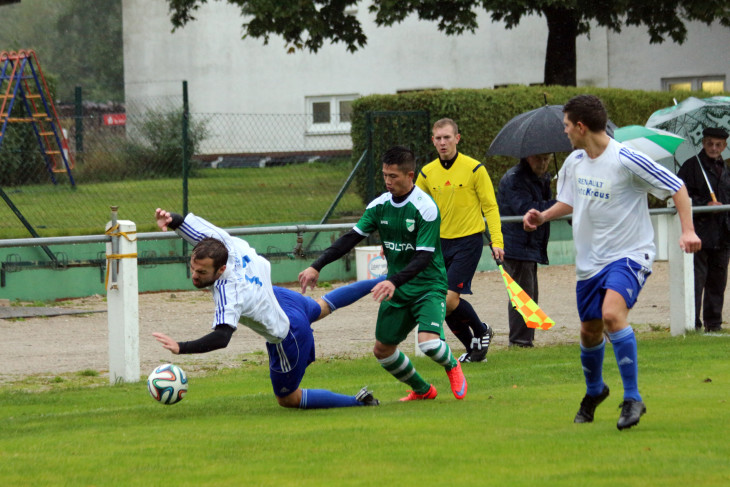 Die SpVgg Diepersdorf feierte gegen den TV Erlangen den zweiten Saisonsieg, was aber noch nicht reichte, um die Rote Laterne abgeben zu können. das Bild zeigt einen Zweikampf zwischen Diepersdorfs Spieler Amornwut Schmidt (Mitte) und dem Gäste-Akteur Rafael Bruder (links).Fot: S. Vogt