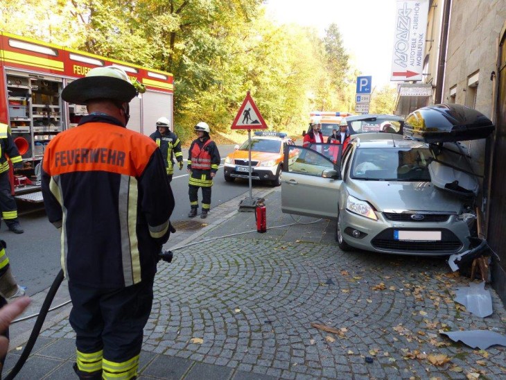 Der Ford kracht in die auf dem Gehsteig ausgestellten Dachgepäckträger. Foto: Will
