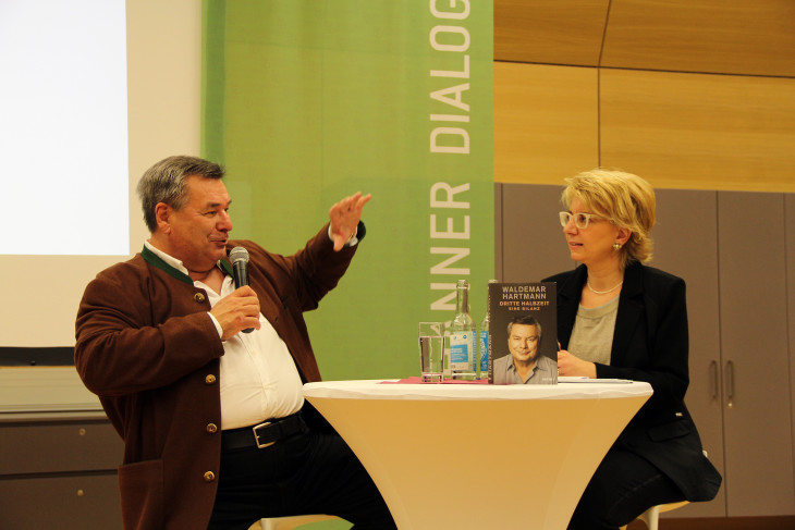 Stargast Waldemar Hartmann erklärt Modertorin Alexandra Hildebrandt, wie der Hase, der Ball oder auch das Leben so läuft.