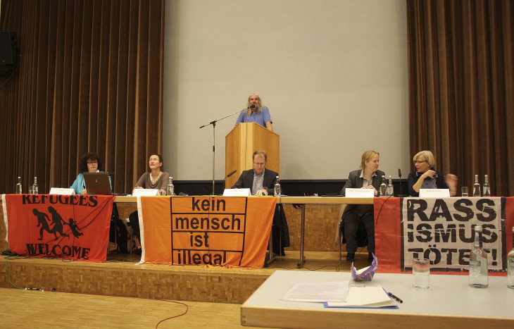 Am Rednerpult Hermann Hagel von der Feuchter „Initiative für den Frieden“. Am Podium (v. l. ): Ulrike Grosche, Dr. Elisabeth Preuß, Stephan Sohr, Anke Zimmermann und Ruth Brenner. Foto: Spieß