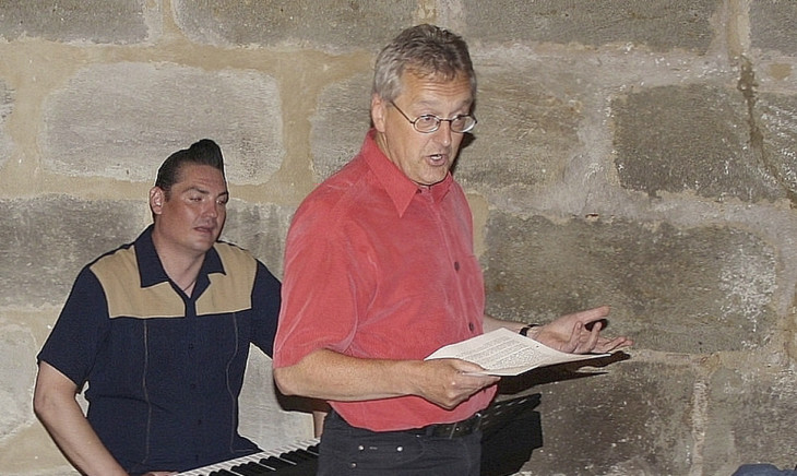 Haberkamm lässt nichts aus: Auch die „Sesselrudscher“ und „Grawaddengsichder“ beim ersten Spatenstich auf den immer gleichen Fotos im Lokalteil der Zeitungen bekamen ihr Fett ab.