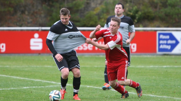 Bastian Dorn (links) von der SG SC Rupprechtstegen II/SV Alfalter im Zweikampf mit Jan Ammon (rechts) von der SG Alfeld/Förrenbach, der den einzigen Treffer für die Gäste zum 1:4 erzielte. Foto: A. Tauber
