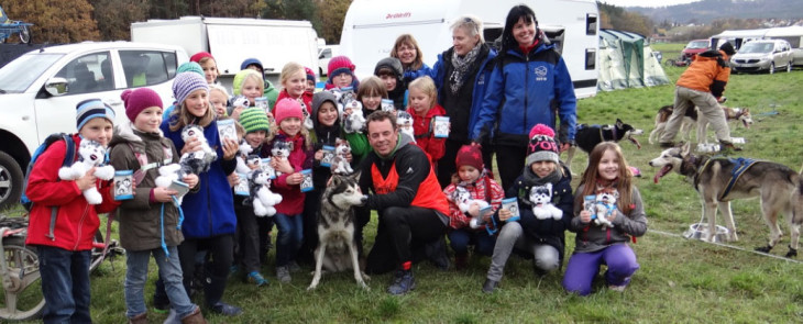20 Kinder des Fördervereins der Grete-Schickedanz-Grundschule warfen einen Tag einen Blick ins Leben eines Mushers (Gespannführer). Foto: Privat