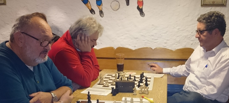 Denksport auf 64 schwarzen und weißen Feldern präsentierten Willi Bayer, Jürgen Vennemann und Gert Rösel (v. links).
Foto: Ammon