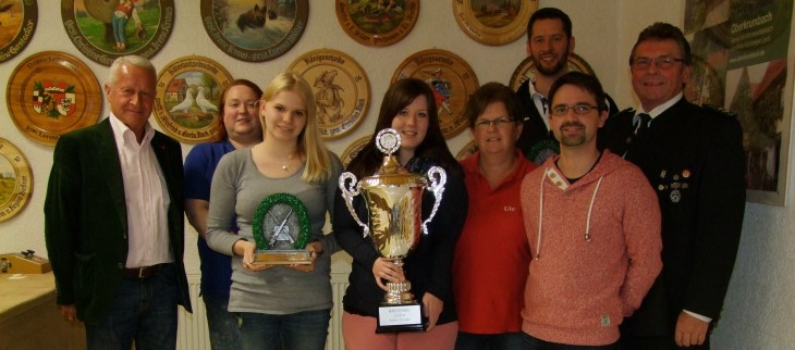 Stellvertretender Landrat Norbert Reh, Stefanie Keilholz, Jessica Schmidt, Juliana Heiß, Ute Bauer, Bastian Lang, Thomas Seybold und stellvertretender Gauschützenmeister Winfried Bock (v. links). Foto: privat
