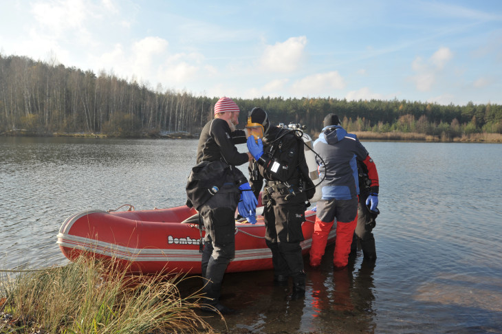 Taucher entnehmen Proben aus dem Birkensee, die anschließend im Labor untersucht werden.