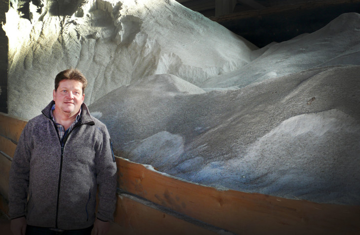 Der Winter kann kommen: Bauhofleiter Roland Rüll vor dem gut gefüllten Salzlager der Stadt Hersbruck. Foto: Hufnagl