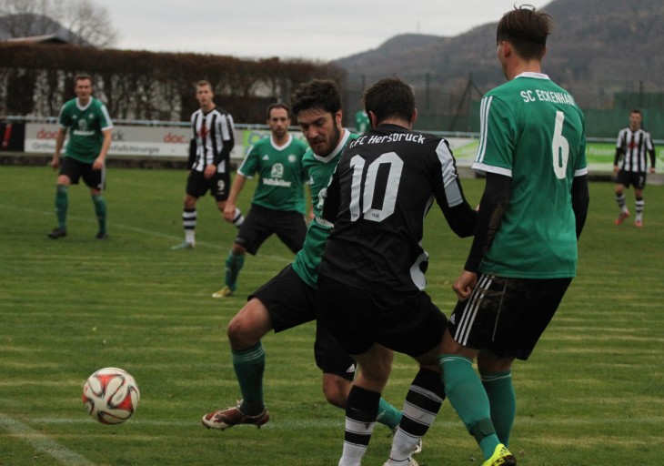 Gemeinsam trennen die Eckenhaider Sebastian Somann (links) und Philipp Schüssel den Hersbrucker Stürmer Andreas Schimpfhauser vom Ball. Am Ende verlor der SCE beim Liga-Primus aber doch mit 0:4.Foto: J. Ruppert