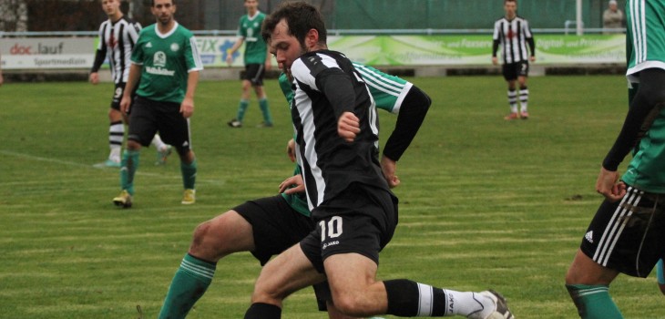 Der Hersbrucker Angreifer Andreas Schimpfhauser (am Ball) wird von einem Eckenhaider erfolgreich am Vorstoß in den gegnerischen Strafraum gehindert. Foto: J. Ruppert