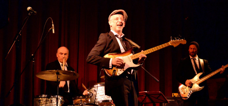 Gitarrist Peter Pelzner brachte gemeinsam mit Marco Kühnl am Bass und Stephan Schmeußer an den Drums „Rockin‘ Blues With A Funky Vibe“ nach Hersbruck. Foto: T. Raum
