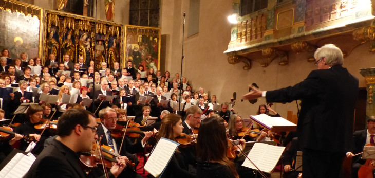 KMD Karl Schmidt wird – wie hier auf dem Foto – das Oratorium dirigieren.