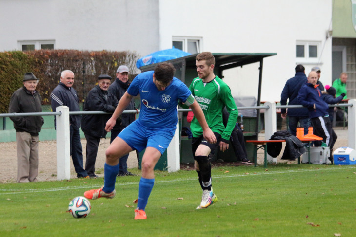 So richtig mitspielen ließ der FSV Schönberg (li. Max Güntner) die Spieler der Diepersdorfer Reserve (re. Nico Meyer) nicht und gewann mit 10:0. Foto: Vogt