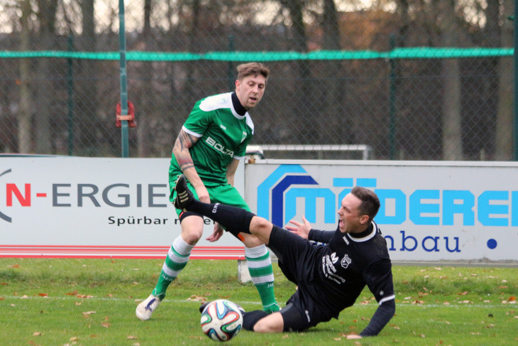 Engagiert bekämpfen sich hier Diepersdorfs Oliver Eichenmüller (hinten) und der Burgfarrnbacher Oliver Brauner. Die Partie endete torlos.Foto: S. Vogt