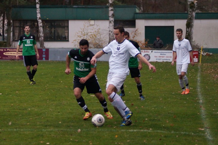 Durch ein Tor in der Schlussphase behielt der TSV Röthenbach - am Ball Thomas Anton, der gegen Hakan Özdemir Sieger bleibt - gegen den SC Eckenhaid II die drei Punkte, machte damit in der Tabelle einen Platz gut und ist nun Fünfter.