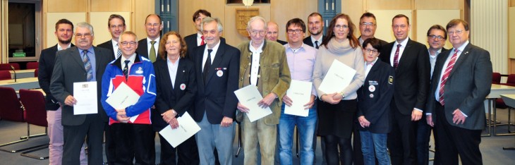 Die geehrten BRK-Mitarbeiter aus dem Landkreis mit Bürgermeistern und Landrat Armin Kroder. Foto: M. Fischer