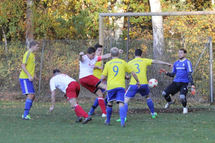 Eibachs Matthias Kuhn reagiert hier am schnellsten und erzielt aus dem Gewühl heraus Sekunden vor dem Halbzeitpfiff das 1:1.