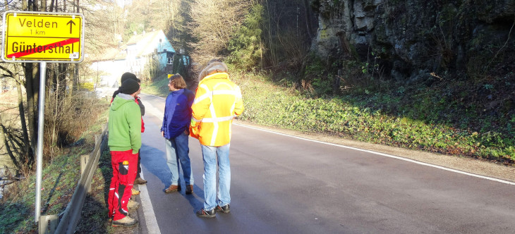 Bauoberrat Ulrich Lang (Mitte mit Brille) bespricht sich vor Ort mit der Fachfirma und Geologen. Foto: S. Fuchs