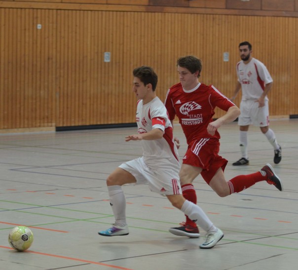Bereits sicher in der Zwischenrunde: Marco Vacca (vorne) und der TSV Feucht.