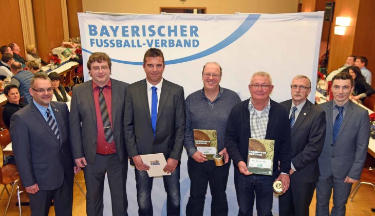 Der Bayerische Fußballverband verlieh die Ehrenamtspreise. Unter den Ausgezeichnéten Markus Lang, Manfred Birkelbach und Reinhard Tröger (mit Urkunden).