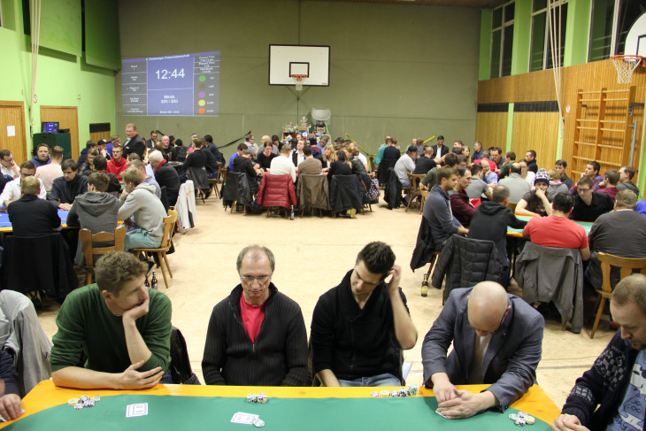 Überlegen, Taktieren, was macht der andere? Warum macht er es nicht? Trotz der lockeren Atmosphäre beim Pokerturnier in Etzelwang ist die Spannung hoch. Um ins Finale und somit auch an die begehrten Preise im Gesamtwert von 1500 Euro zu kommen, ist Durchhaltevermögen, eine gute Taktik und auch ein klein wenig Glück gefragt. Foto: C. Skiefe