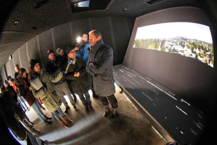 örg Skriebeleit (rechts) beschreibt innerhalb der „Blackbox“ am Hersbrucker Finanzamt einer Fernsehreporterin, wie der Medientisch funktioniert. Es handelt sich um eine Abkehr vom klassischen Ausstellungsformat und soll auch der Jugend die geschichtlichen Inhalte vermitteln. Es beginnt „harmlos“ mit Namen und Panoramen, aus der Leere tauchen dann ein Zitat oder ein Foto auf und laden am Medientisch zum weiteren Nachforschen ein. Foto: J. Ruppert