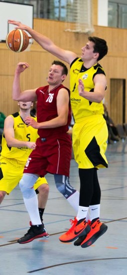 Über ihren Center Simon Böhm (rechts) fuhren die Basketballer des TV Lauf beim Spitzenspiel in Nürnberg in der zweiten Hälfte unwiderstehlich Zähler um Zähler ein und gewannen schließlich verdient mit 94:76.  Foto: G. Santemiz