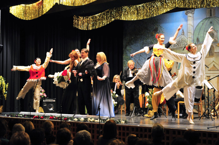 Die Sopranistinnen Leanan de Montiel und Ginger McFerrin sowie Tenor Mila Wilden beeindruckten bei ihren Solostücken.