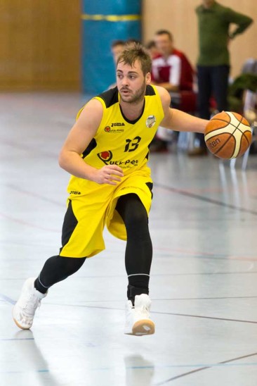 Maximilian Franke und seine Mitspieler vom TV Lauf holten in der Basketball-Bezirksliga den dreizehnten Sieg im dreizehnten Spiel. Sie schlugen Burgfarrnbach mit 94:37. Foto: Santemiz
