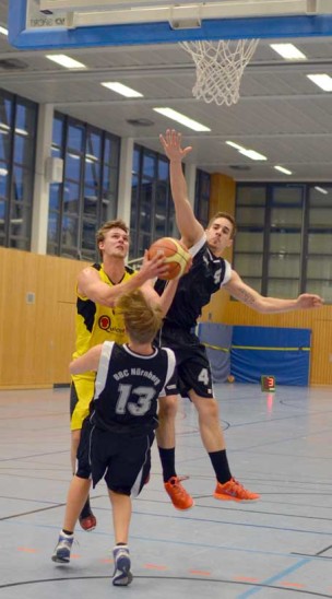 Der Laufer Patrick Sporer (in Gelb) hatte einen besonders guten Tag erwischt und glänzte vor allem mit erfolgreichen Distanzwürfen  Foto: G. Santemiz