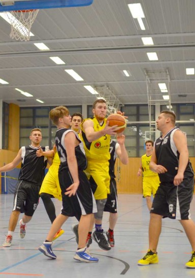 Einer der Garanten des Erfolgs der Laufer Bezirksliga-Basketballherren: Andrew Cummings (am Ball). Foto: P. Kiriakidou
