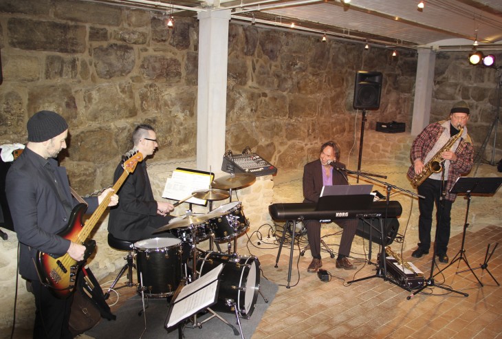 Christian Jung (2.v.r.) mit seinen vielseitigen Kollegen beim gelungenen Jazzer-Frühschoppen im Keller der Burg. 
Foto: Spandler