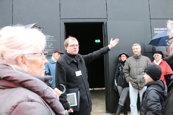 Matthias Rittner weist auf die Verbindung nach Happurg hin. Foto: Pitsch