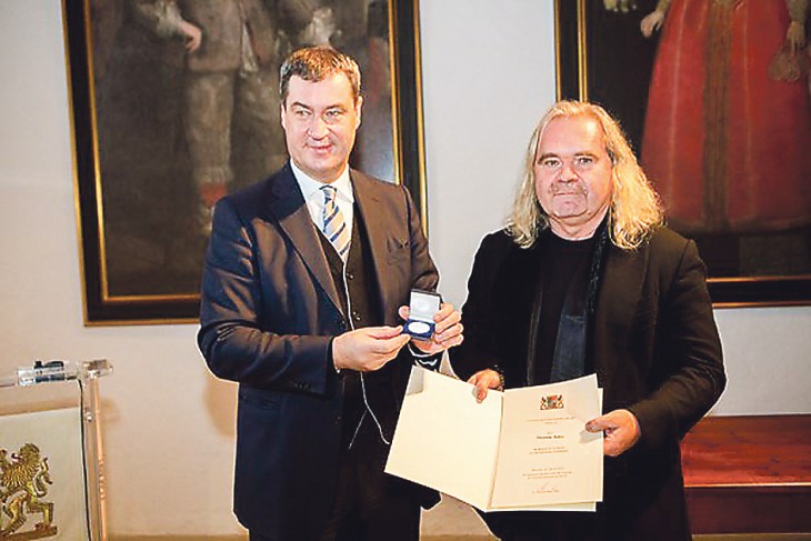 Markus Söder (links) ehrt Thomas Sabo.