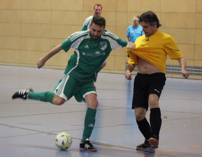 Nach einem Textil-Vergehen des Ezelsdorfers Gerald Meier (grün) an Walter Fleischmann (gelb) gehen die Moosbacher mit einem 2:0 Sieg vom Parkett.