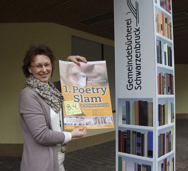 Monika Eibl freut sich auf einen unterhaltsamen Abend mit einem spannenden Dichter-Wettstreit und auf viele interessierte Besucher beim ersten Schwarzenbrucker Poetry Slam.